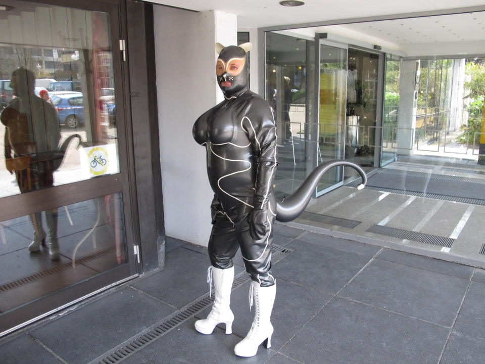 im DeMask-Katzenanzug vor dem Hotel