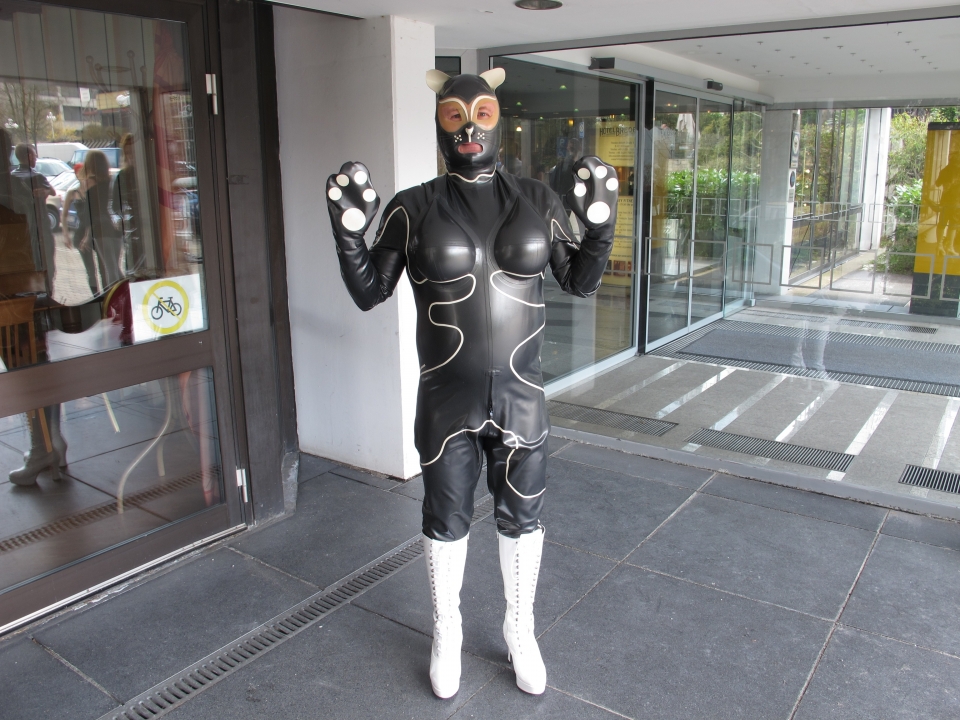 im DeMask-Katzenanzug vor dem Hotel