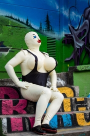 Latex- und Graffiti-Shooting mit Asuka und Katzentatze