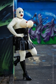 Latex- und Graffiti-Shooting mit Asuka und Katzentatze