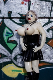 Latex- und Graffiti-Shooting mit Asuka und Katzentatze