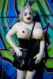 Latex- und Graffiti-Shooting mit Asuka und Katzentatze