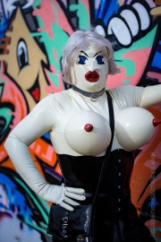 Latex- und Graffiti-Shooting mit Asuka und Katzentatze
