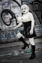 Latex- und Graffiti-Shooting mit Asuka und Katzentatze