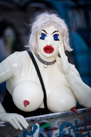 Latex- und Graffiti-Shooting mit Asuka und Katzentatze