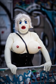 Latex- und Graffiti-Shooting mit Asuka und Katzentatze