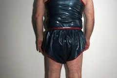 Hemd und Sprintershorts von hinten