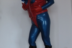 Anzug mit roten Latexbody