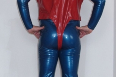 Anzug mit roten Latexbody und Lederset drunter