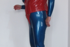 Anzug mit roten Latexbody und Lederset drunter