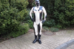 der neue Katzenanzug draußen