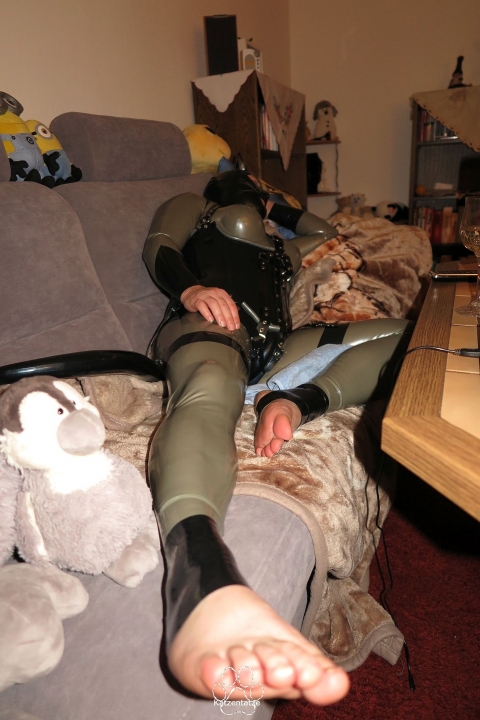 Herumhängen auf dem Sofa 5