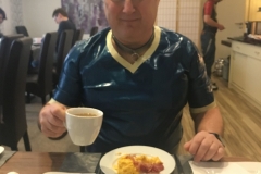 Frühstück im Rubber-Hotel
