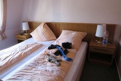 alles auf dem Bett was man braucht