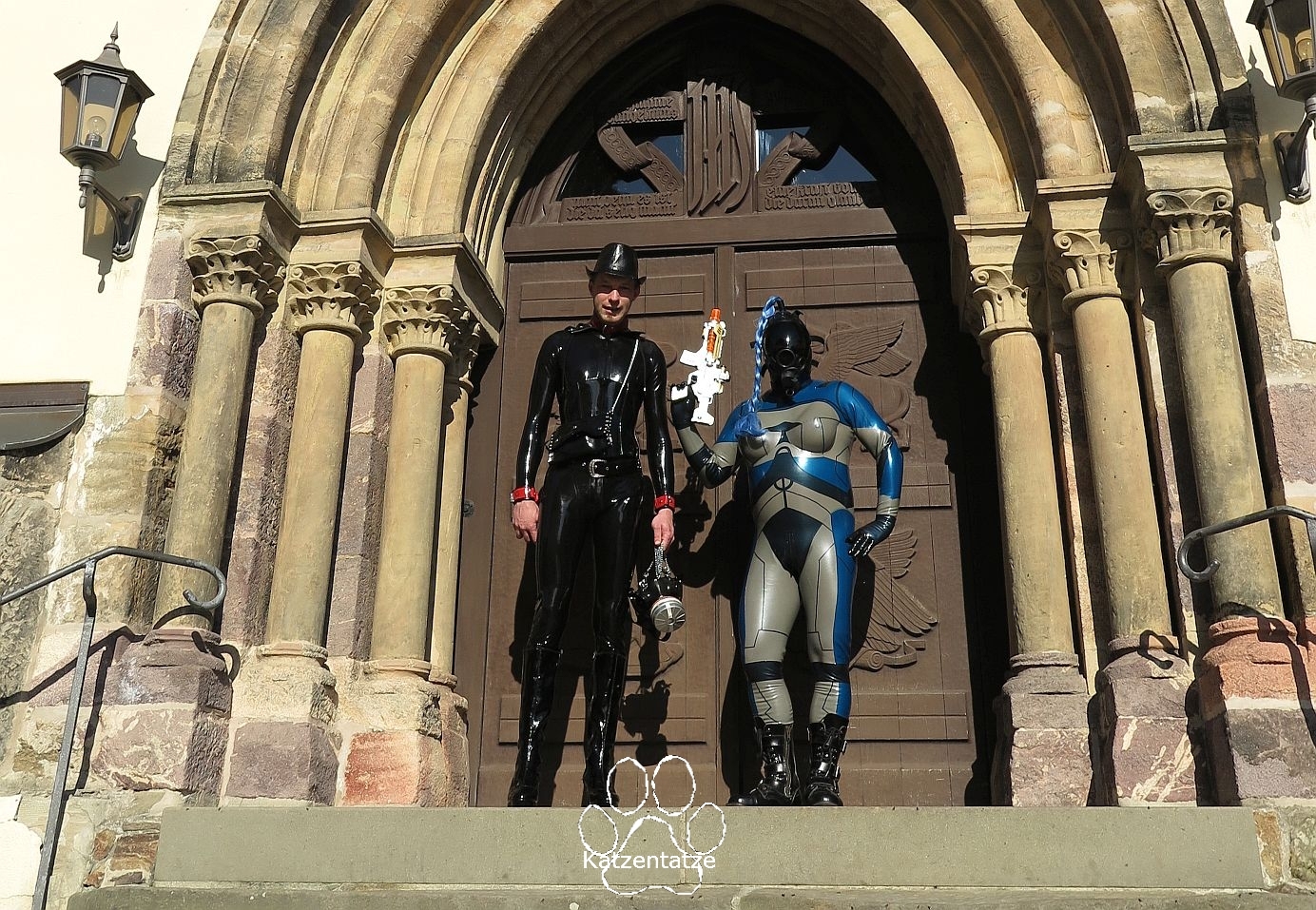 ein Alien vor der Kirche