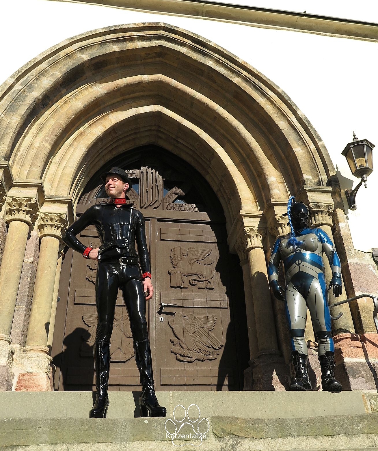 ein Alien vor der Kirche