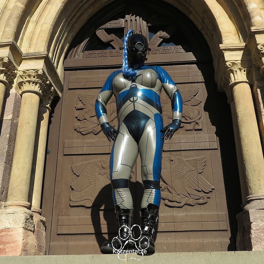 w-ein Alien vor der Kirchentür