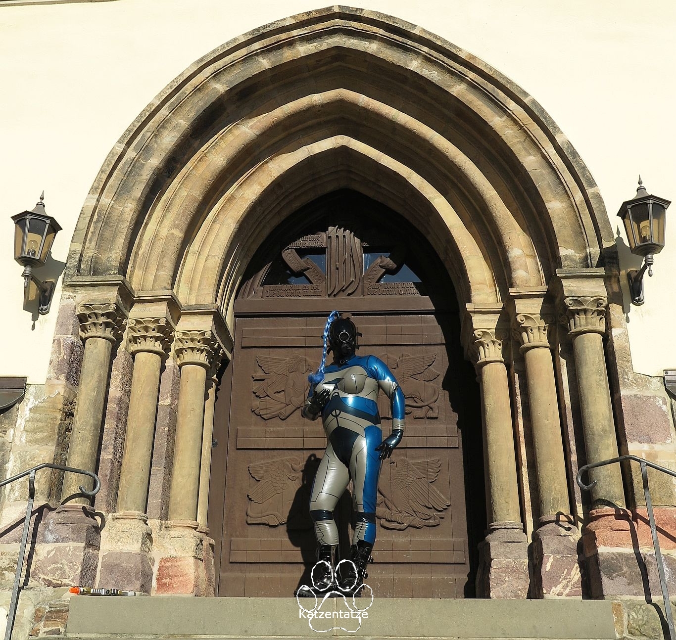ein Alien vor der Kirche