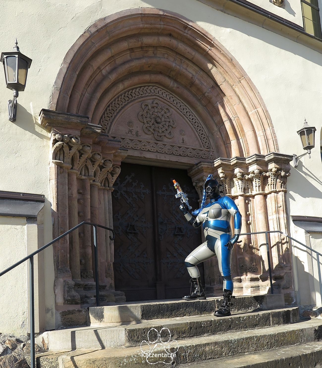 ein Alien vor der Kirche