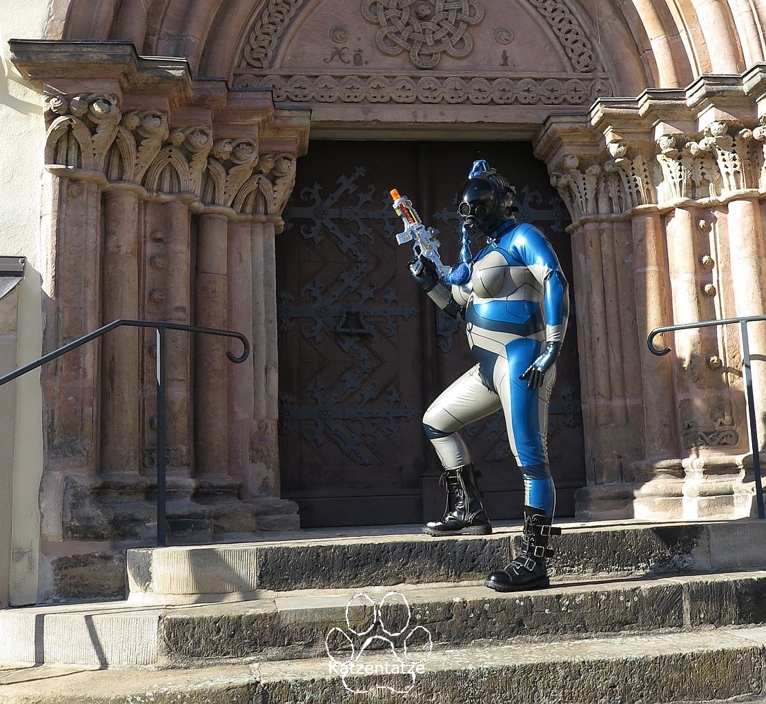 ein Alien vor der Kirche
