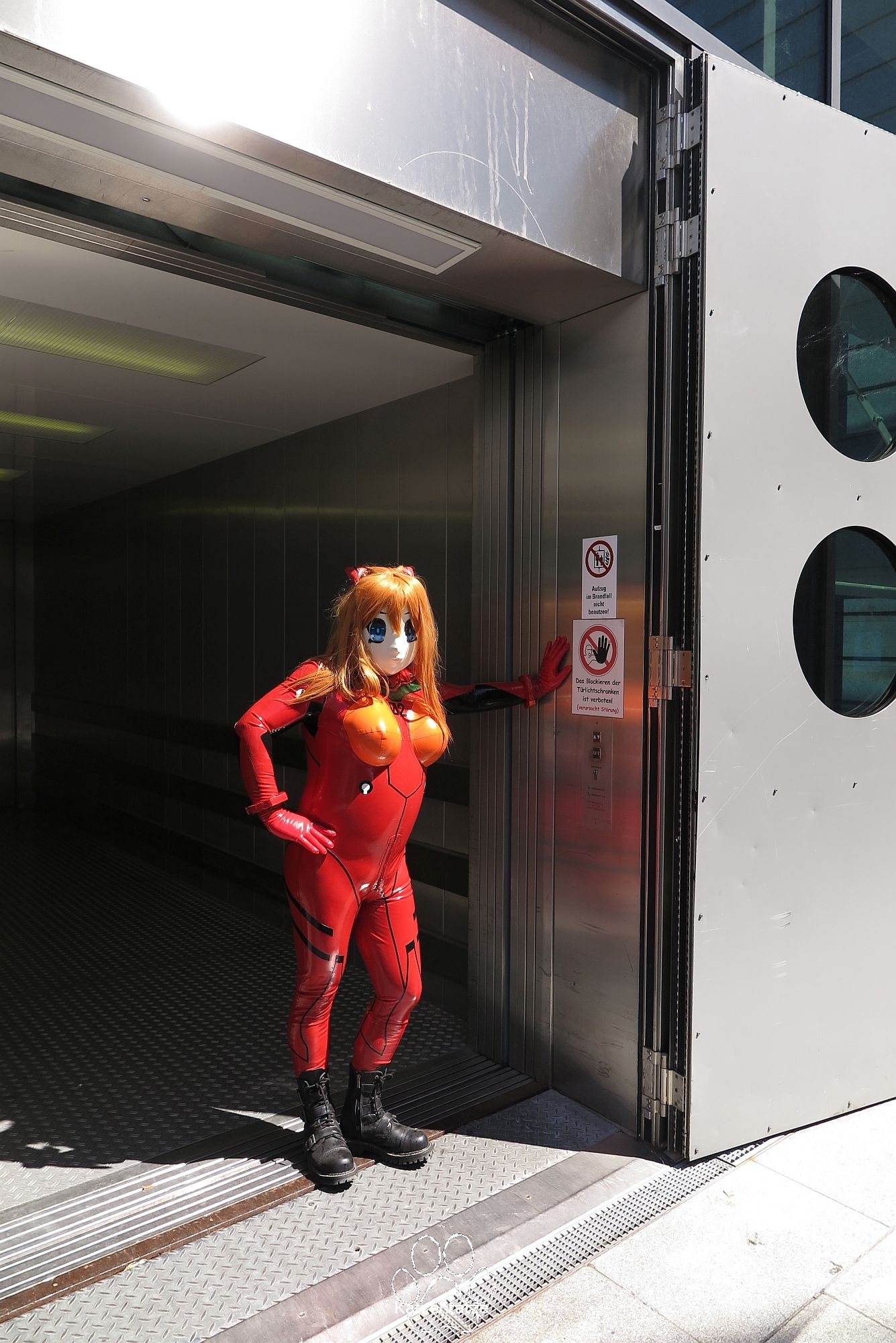 Asuka im Fahrstuhl