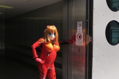 Asuka im Fahrstuhl