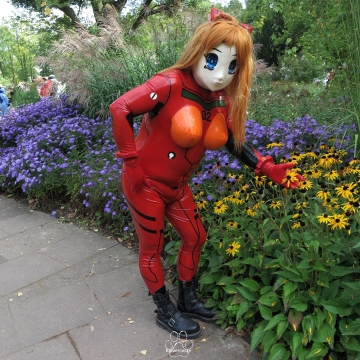 Asuka schnupprt auf der Connichi