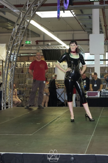 llde Saxe Latex Modenshow mit Rebecca