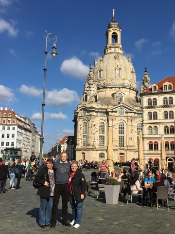 vor der Frauenkirche mit Beatrix, Petra und Michael