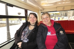 Beatrix und Petra im Bus