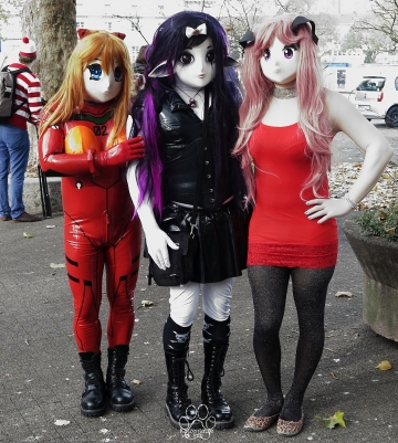 Yuki, Trisha und Asuka draußen vor der Stadthalle