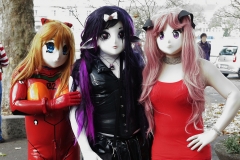 Yuki, Trisha und Asuka draußen vor der Stadthalle