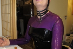 Latexengel Aiyana schmeckt es auch