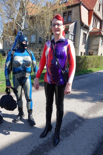 vor dem Shooting mit Latexengel Aiyana