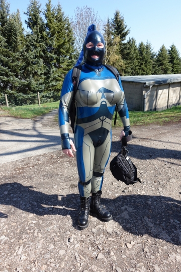 ein Alien steht so herum