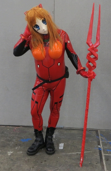 Asuka Langley Sohryu mit dem Speer des Longinus