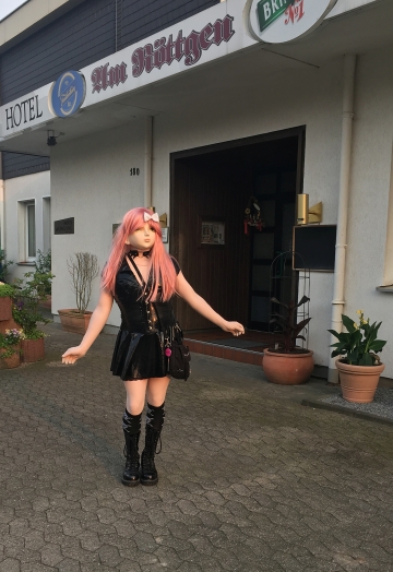 Yuki vor dem Hotel Am Röttgen