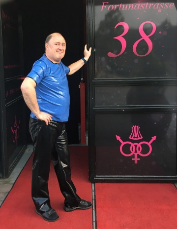 ich vor der Party-Location Dream Heaven