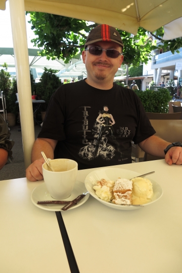 Daniel schmeckt sein Apfelstrudel