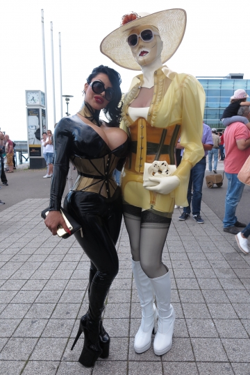 Chrissie Seams und Medusa Fetish Goddess