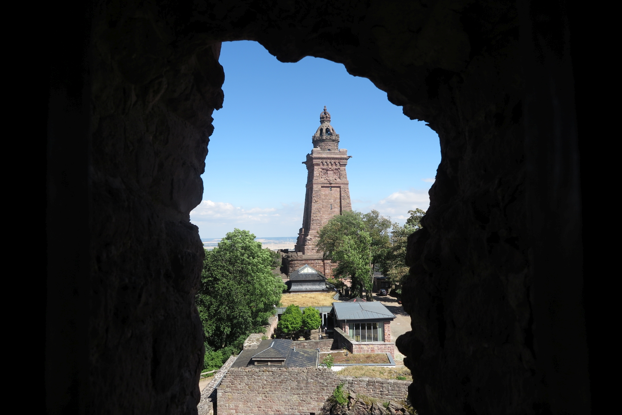 Blick auf das Denkmal vom Barbarossaturm durch den Scheisserker