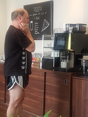 einsames Warten vor der Kaffeemaschine