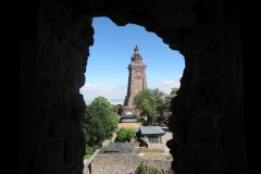 Blick auf das Denkmal vom Barbarossaturm durch den Scheisserker