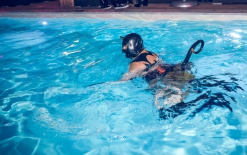 Latex_Matroschka im Pool 2