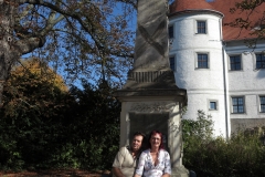 vorm Schloss mit Viktor