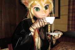 Miyuci trinkt Kaffee