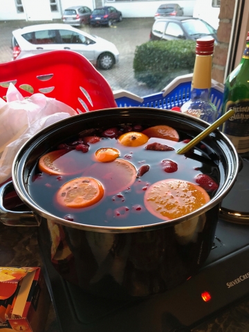 der Punsch köchelt
