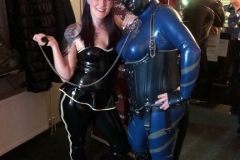 Becca de Saxe und Katzentatze auf der Rubber Night 2019