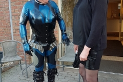 Latexengel Aiyana ist zufrieden
