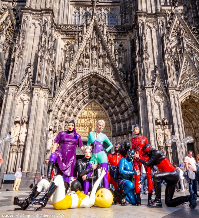 Abschlussfoto vor dem Dom mit Contessa Kali